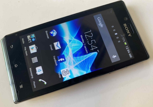 Sony Xperia J Handy Smartphone ENTSPERRT Android 4 ST26i 4GB schwarz