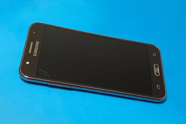 Samsung Galaxy J5 Smartphone, schwarz, ungetestet, als Ersatzteile/Reparatur verkauft