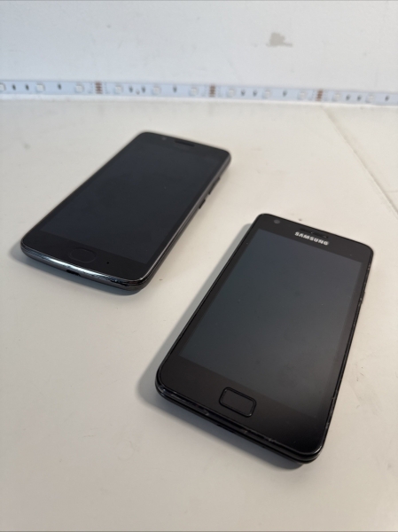 2x Smartphones ungetestet Motorola Moto G5 & Samsung