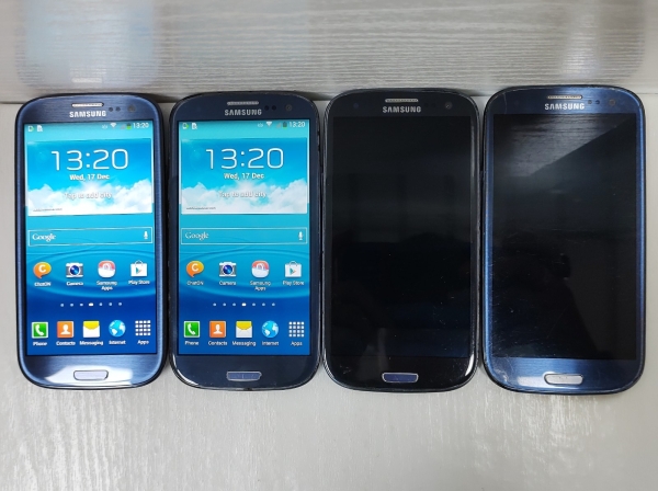 RESTPOSTEN x 4 Samsung Galaxy S III GT-I9300 Smartphones 16GB (2 Akkus)