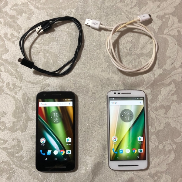 2 Motorola Moto E Bundle – 1. & 2. Gen Smartphones – Android 6.0 – mit Kabeln