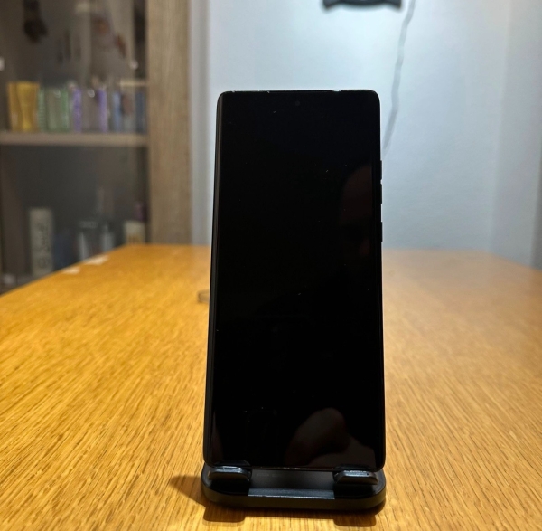 Motorola Moto G85 256GB 5G Smartphone voll funktionsfähig – Display Kratzer