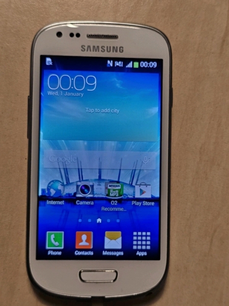 Samsung Galaxy Slll weiß 8GB Tesco und 02 Smartphone GT-I8200N