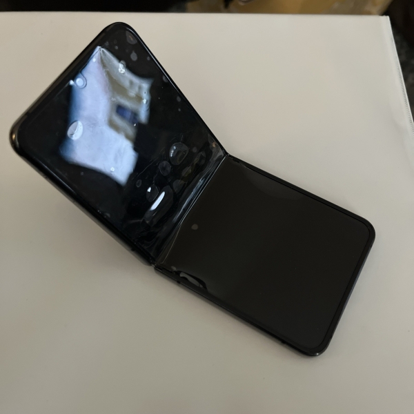 BESCHÄDIGTES SAMSUNG GALAXY Z FLIP 4 5G 256GB SMARTPHONE (EE) SM-F721B (RN1197)