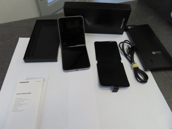 Samsung Galaxy Z Flip6 5G Smartphone 256 GB Silver Shadow sehr guter Zustand