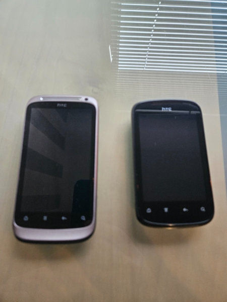 HTC  Wildfire S – Silber Weiß (Ohne Simlock) Smartphone und ein weiteres HTC