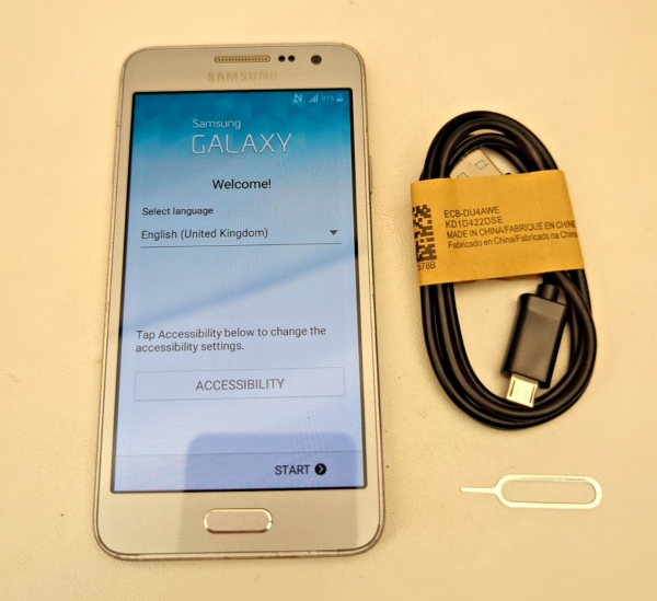 Samsung Galaxy A3 2015 silber O2 16GB 4,5″ 8MP 1GB RAM Android Smartphone