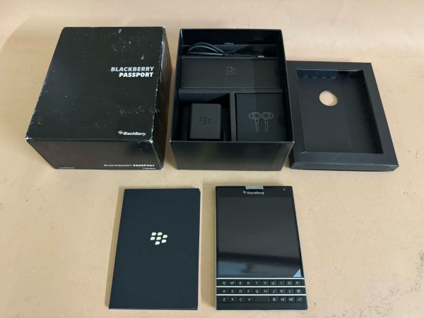 BlackBerry Passport – 32 GB – Smartphone schwarz (entsperrt) – SQW100-1