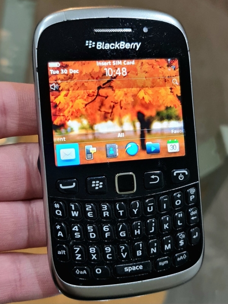 BlackBerry Curve 9320 (entsperrt) 3G Smartphone guter Zustand mit Ladegerät