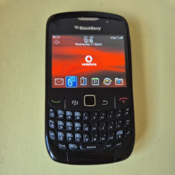 BlackBerry Curve 8520 2,4″ 256 MB, 2MP entsperrt Smartphone – schwarz b166