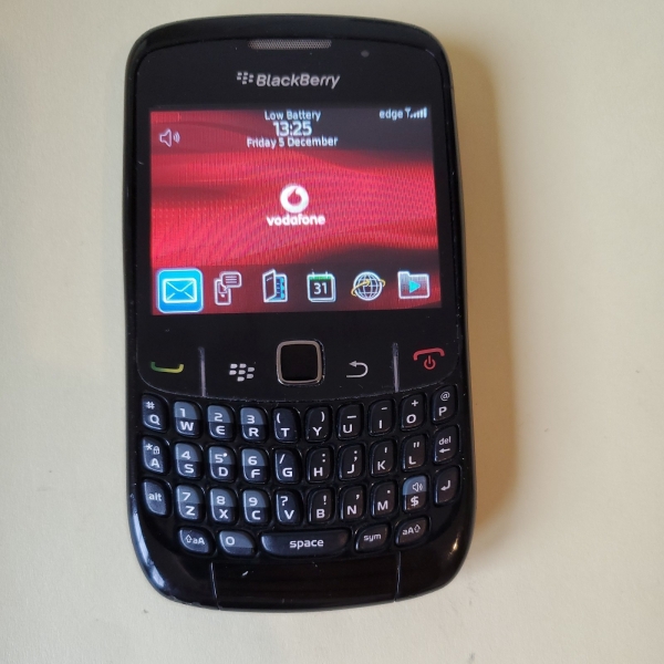 BlackBerry Curve 8520 2,4″ 256 MB, 2MP entsperrt Smartphone – schwarz b1