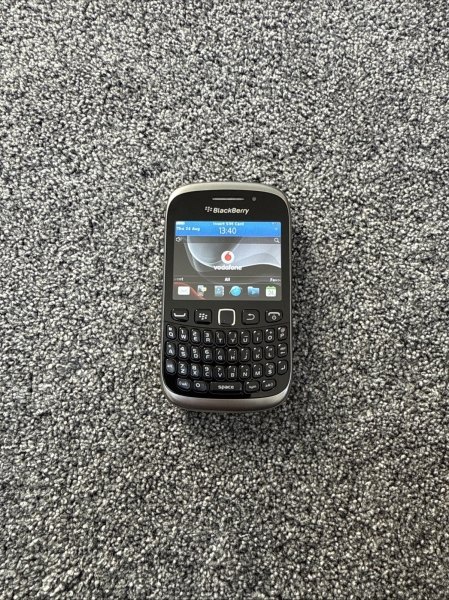 BlackBerry Curve 9320 Smartphone Handy QWERTZ-Tastatur (Vodafone) – Schwarz