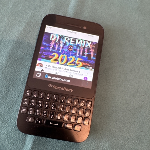 Blackberry Q5 Smartphone schwarz EE Trägersperre