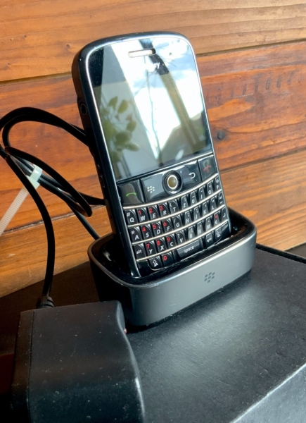 BlackBerry Bold 9000 Black (Ohne Simlock) Smartphone mit Aufladestation