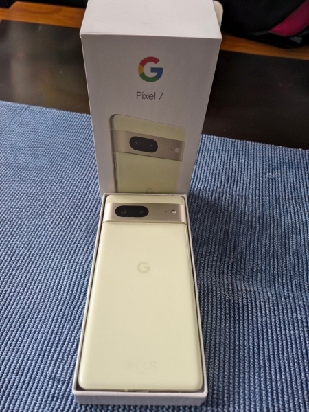 Smartphone Google Pixel 7 in der Farbe Lemmongrass (helles Grün)