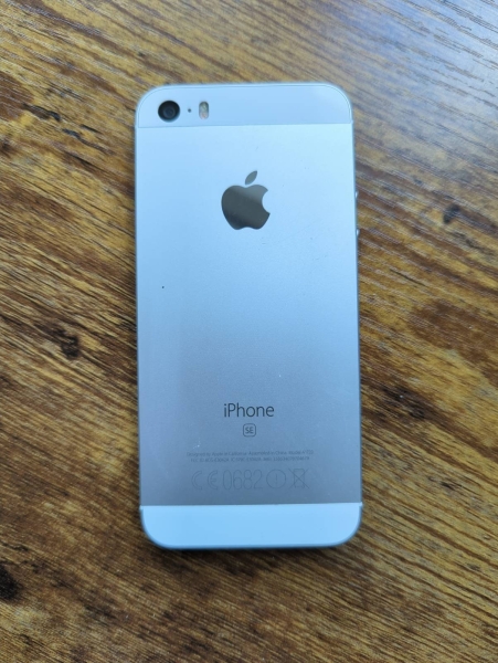 Apple iPhone SE – 16GB – Silber (Entsperrt) A1723 (CDMA + GSM)