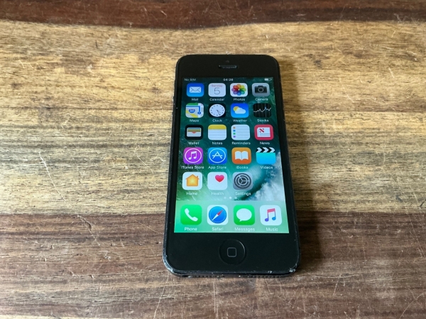Apple iPhone 5 16GB GSM Smartphone Space Grau (Riss auf der Rückseite)