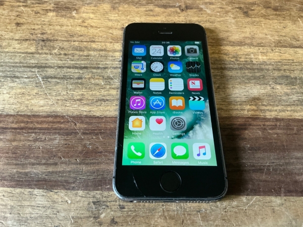 Apple iPhone 5s 16GB GSM Smartphone spacegrau (gesprungenes Display)