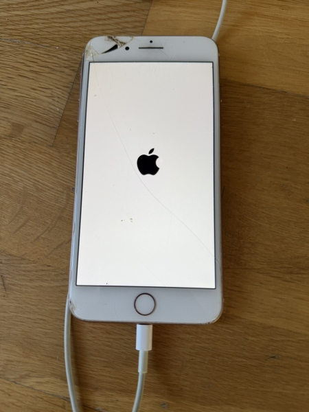 Apple iPhone 8 Plus – Beschädigt – Defekt