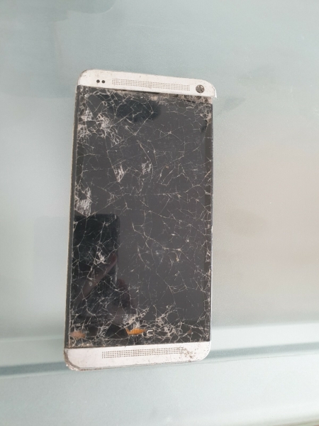 HTC One M7 – DEFEKT – NUR FÜR ERSATZTEILE – ANGEBOTE