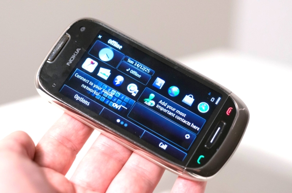 Nokia C7-00 Symbian Smartphone / FM Transmitter / WLAN / Radio / 8MP Kamera /
