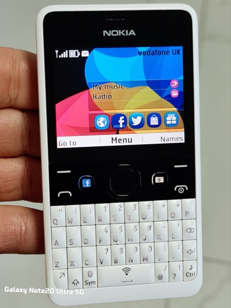 Nokia 210 RM-929 (Entsperrt) 3G Smartphone Tadelloser Zustand mit Ladegerät