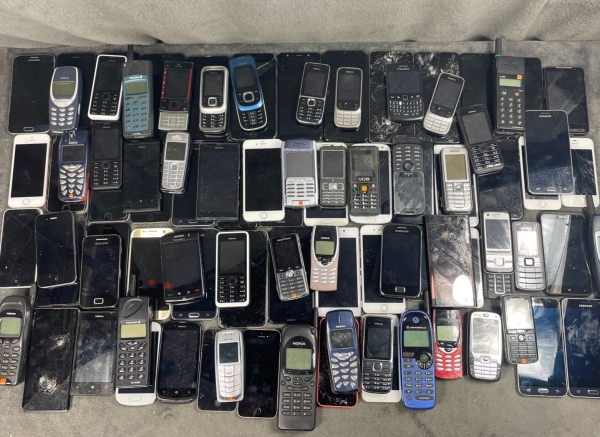 Riesiges Apple Samsung Nokia Sony Huawei Handy Restposten 90+ defekt ungetestet