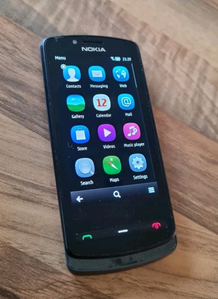 Nokia 700 – schwarz – Smartphone – selten AMOLED