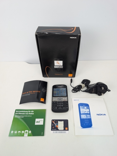 Nokia E5-00 – Smartphone Handy Schwarz & Silber QWERTZ Tastatur. Schaltet sich ein. Boxed