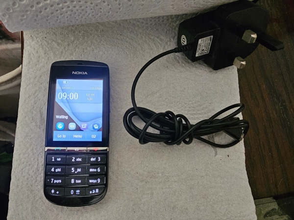 Nokia Asha 300 – Graphit (O2) – 5 MP – Einfaches Handy – Vintage – Retro