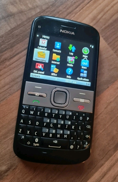 Nokia E5-00 Smartphone (entsperrt) – Schwarz Silber