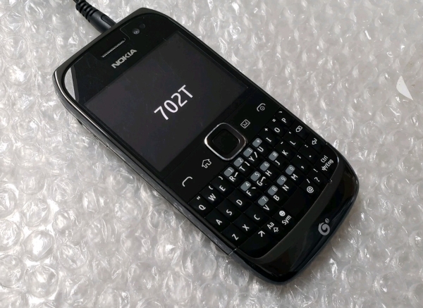 Nokia 702t (entsperrt) Smartphone Handy Touch QWERTZ – Schwarz Selten