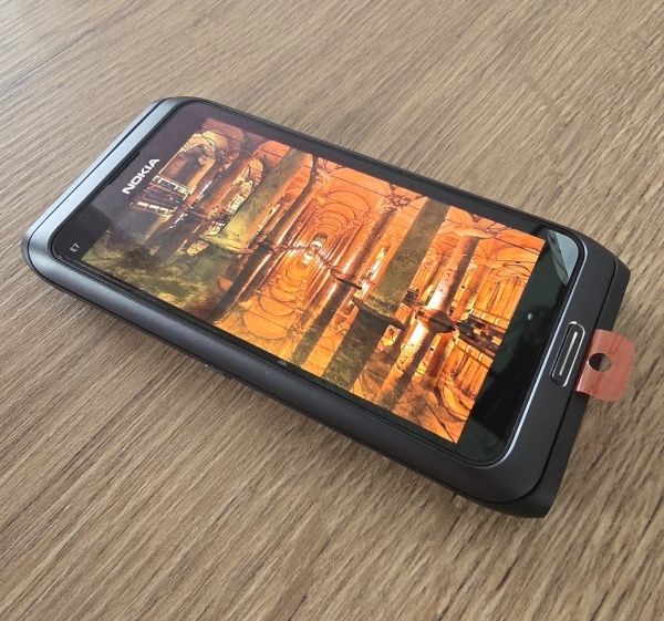 Nokia E7-00 – 16GB – Dark Black (Ohne Simlock) Smartphone-Zubehörpaket – Neu