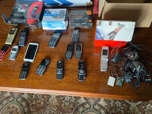 Restposten 14 klassische Smart Handys Vodafone Samsung Sagem Geemarc LG Siemens