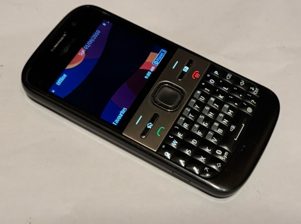 Nokia E5-00 Smartphone Handy (entsperrt) – Schwarz Silber QWERTZ Nokia E5