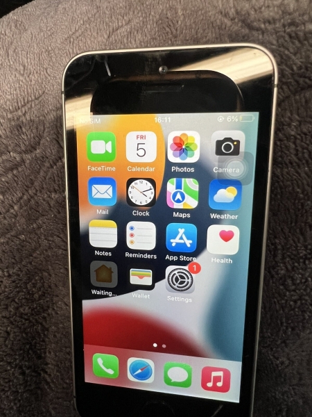Apple iPhone 6 SE 16GB (entsperrt) Smartphone – Silber leicht gebraucht toller Akku