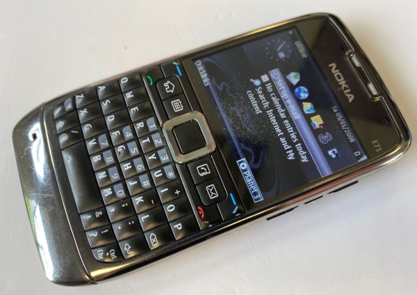 Nokia E71 Smartphone Handy ENTSPERRT QWERTZ Tastatur Original – Chrom