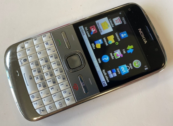 Nokia E5-00 Smartphone Handy ENTSPERRT Silber QWERTZ Tastatur – voll funktionsfähig