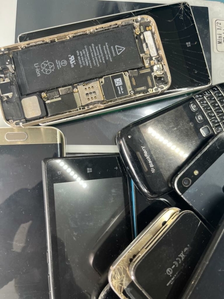 Restposten defektes Handy (02, Samsung, Apple)