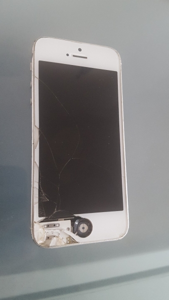 Apple iPhone 5 – Defekt – Für Ersatzteile – OFFEN FÜR ANGEBOTE!