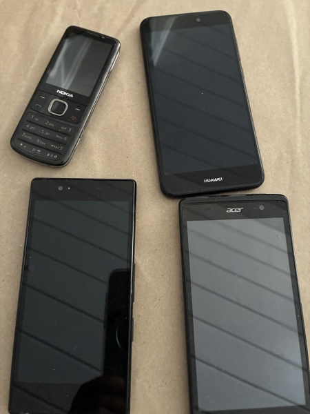 Konvolut Nokia Tastenhandy + Huawei Smartphone + Acer Smartphone, Schwarz