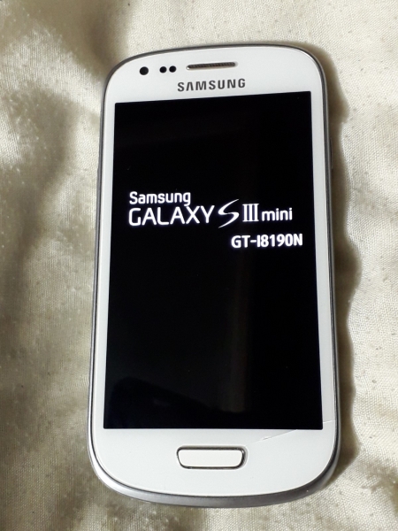 Samsung Galaxy S3 Mini Retro I8190N Handy 8GB 1GB RAM Android Smartphone O2