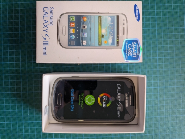 Samsung Galaxy S III mini gebraucht guter Zustand mit Karton