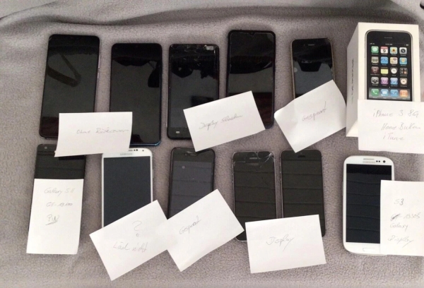 Apple iPhone , Samsung u.m..   14 Smartphone defekt, inklusive fein Werkzeug.