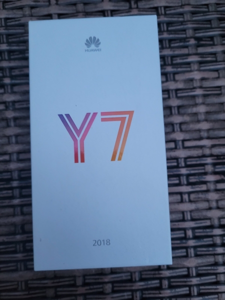 Huawei Y7 2018 Smartphone in schwarz 32GB nicht sicher ob entsperrt nie benutzt