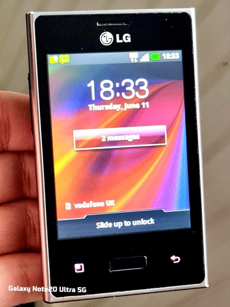 LG E400 (entsperrt) 3G Smartphone Top Zustand Kostenloser Versand und Ladegerät