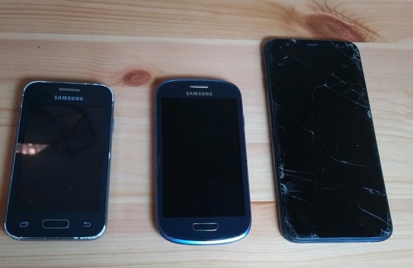 RESTPOSTEN 3 SAMSUNG SMART HANDYS (FÜR ERSATZTEILE) Galaxy J4 / C3 mini