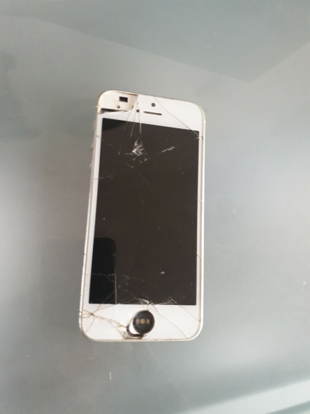 Apple iPhone 5 – Defekt – Für Ersatzteile – OFFEN FÜR ANGEBOTE!
