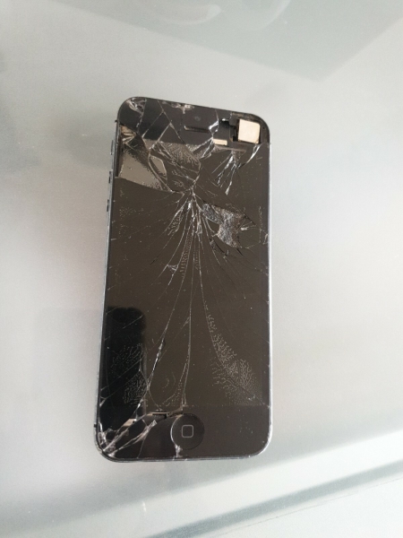 Apple iPhone 5 – Defekt – Für Ersatzteile – OFFEN FÜR ANGEBOTE!