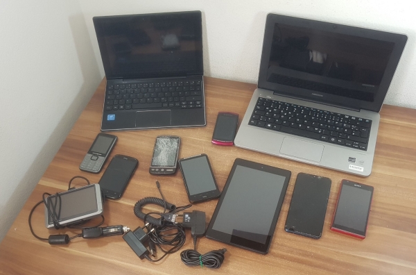 Tablet Handy Smartphone Konvolut HTC Medion Swissphone Kindle Gamin